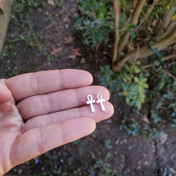 NWOT Silver Ankh Cross Stud Earrings - Picture 7 of 13